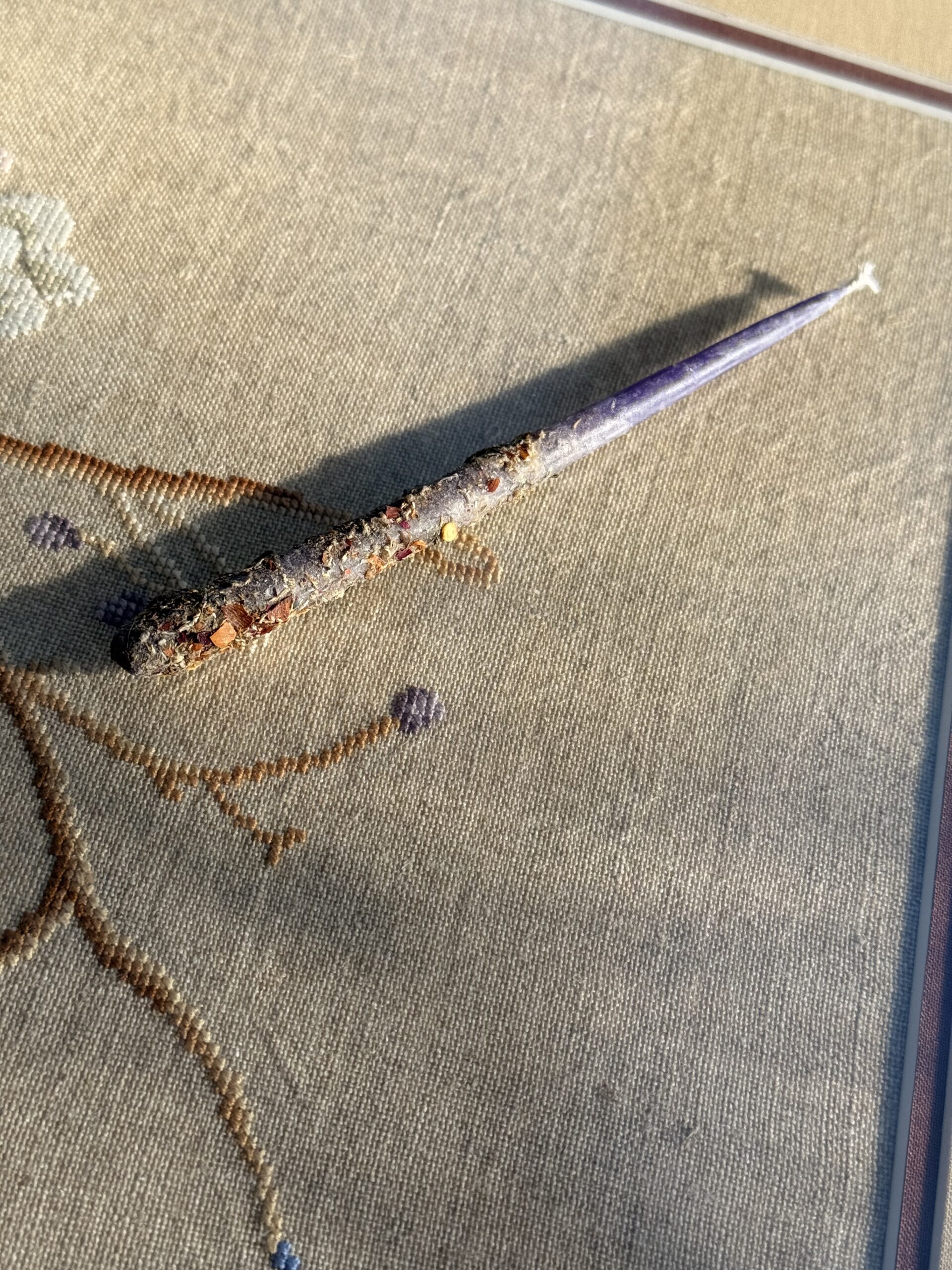 Beeswax candle violet - Image 3